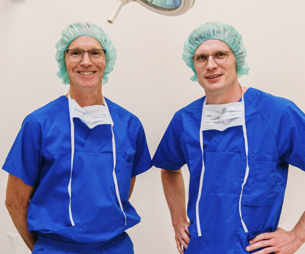 Dr. Christian Büscher und Dr. Julian Büscher in Operationskleidung